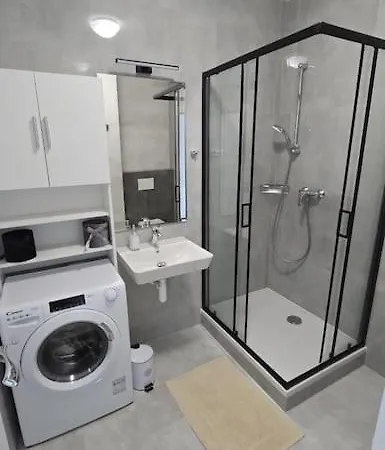 Air Conditioned 2 Vienna Gate, 4 *