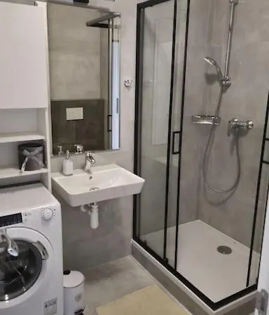 Air Conditioned 2 Vienna Gate, 4