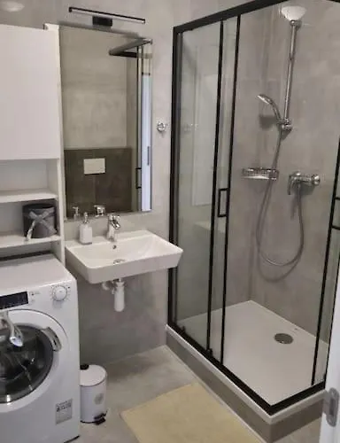 Air Conditioned 2 Vienna Gate, 4