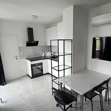 Air Conditioned 2 Vienna Gate, 4 Apartment *
